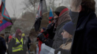 Schneebälle als Protest: Gegen-Demo zum rechtsextremen Gedenkmarsch in Dresden