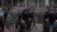 Schneebälle als Protest: Gegen-Demo zum rechtsextremen Gedenkmarsch in Dresden