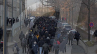 Schneebälle als Protest: Gegen-Demo zum rechtsextremen Gedenkmarsch in Dresden