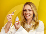 Influencerin Viktoria Miller präsentiert ihren rosa Vik Nagellack in Frankfurt