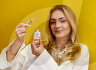 Influencerin Viktoria Miller präsentiert ihren rosa Vik Nagellack in Frankfurt