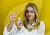 Influencerin Viktoria Miller präsentiert ihren rosa Vik Nagellack in Frankfurt