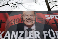 Nach dem Anschlag von München: Beschmierte Wahlplakate der Alt-Parteien