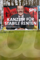 Nach dem Anschlag von München: Beschmierte Wahlplakate der Alt-Parteien