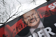 Nach dem Anschlag von München: Beschmierte Wahlplakate der Alt-Parteien