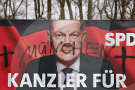 Nach dem Anschlag von München: Beschmierte Wahlplakate der Alt-Parteien