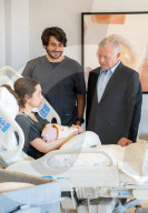 Rania und Abdullah besuchen ihre Enkelin Amina nach der Geburt im Krankenhaus in Amman