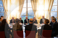 Le Premier ministre François Bayrou reçoit le rapport de la Cour des comptes sur l'état financier du système des retraites à Matignon