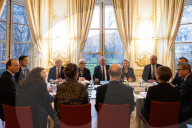 Le Premier ministre François Bayrou reçoit le rapport de la Cour des comptes sur l'état financier du système des retraites à Matignon