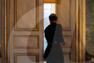Le Premier ministre François Bayrou reçoit le rapport de la Cour des comptes sur l'état financier du système des retraites à Matignon