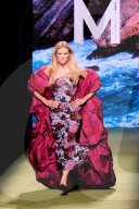 Esther Canadas défile pour Lola Casademunt by Maite lors de la Mercedes Benz Fashion Week à Madrid