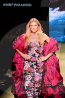 Esther Canadas défile pour Lola Casademunt by Maite lors de la Mercedes Benz Fashion Week à Madrid
