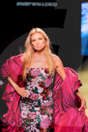 Esther Canadas défile pour Lola Casademunt by Maite lors de la Mercedes Benz Fashion Week à Madrid