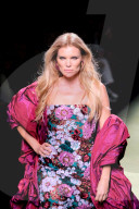 Esther Canadas défile pour Lola Casademunt by Maite lors de la Mercedes Benz Fashion Week à Madrid