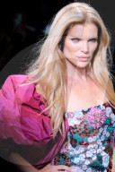 Esther Canadas défile pour Lola Casademunt by Maite lors de la Mercedes Benz Fashion Week à Madrid