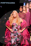 Esther Canadas défile pour Lola Casademunt by Maite lors de la Mercedes Benz Fashion Week à Madrid