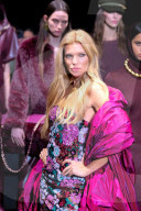 Esther Canadas défile pour Lola Casademunt by Maite lors de la Mercedes Benz Fashion Week à Madrid