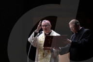 NEWS - Kardinal Pietro Parolin leitet ein Rosenkranzgebet für Papst Franziskus
