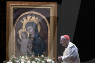 NEWS - Kardinal Pietro Parolin leitet ein Rosenkranzgebet für Papst Franziskus