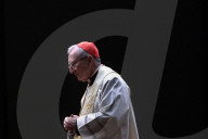 NEWS - Kardinal Pietro Parolin leitet ein Rosenkranzgebet für Papst Franziskus