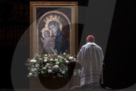 NEWS - Kardinal Pietro Parolin leitet ein Rosenkranzgebet für Papst Franziskus