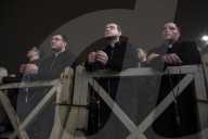 NEWS - Kardinal Pietro Parolin leitet ein Rosenkranzgebet für Papst Franziskus
