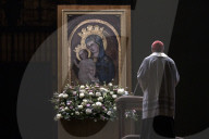 NEWS - Kardinal Pietro Parolin leitet ein Rosenkranzgebet für Papst Franziskus
