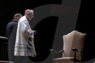 NEWS - Kardinal Pietro Parolin leitet ein Rosenkranzgebet für Papst Franziskus