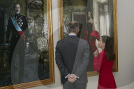 Felipe und Letizia bei der Präsentation ihrer Porträts von Annie Leibovitz in Madrid