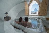 FEATURE -  Der perfekte Blick auf das Matterhorn: Das Iglu Dorf Schneehotel in Zermatt