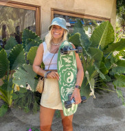FEATURE -  Life's A Beach: Weltenbummlerin Abbie Little aus Colorado hat 45 Länder bereist und hat in 17 von ihnen schon auf dem Surfbrett gestanden