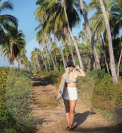 FEATURE -  Life's A Beach: Weltenbummlerin Abbie Little aus Colorado hat 45 Länder bereist und hat in 17 von ihnen schon auf dem Surfbrett gestanden