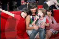 Lio avec ses enfants et sa mère sur le plateau de "Vivement Dimanche"