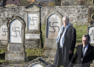Jean-Louis Debré et Christophe Castaner se rendent au cimetière juif de Westhoffen, où 107 tombes ont été profanées