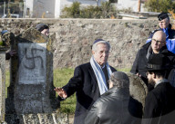 Jean-Louis Debré et Christophe Castaner se rendent au cimetière juif de Westhoffen, où 107 tombes ont été profanées