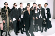 Greeting au défilé Christian Dior Mode Féminine Prêt-À-Porter Automne/Hiver 2025-2026 lors de la Fashion Week de Paris (PFW)