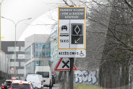 Illustrations des voies de circulation réservées pour le co-voiturage, les taxis et les véhicules prioritaires sur le périphérique parisien