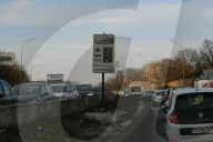 Illustrations des voies de circulation réservées pour le co-voiturage, les taxis et les véhicules prioritaires sur le périphérique parisien