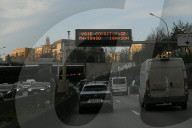 Illustrations des voies de circulation réservées pour le co-voiturage, les taxis et les véhicules prioritaires sur le périphérique parisien