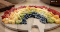Meghan Markle, duchesse de Sussex, partage la recette d'un plat à base de fruits dans sa série-documentaire "With Love" (Netflix)