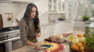 Meghan Markle, duchesse de Sussex, partage la recette d'un plat à base de fruits dans sa série-documentaire "With Love" (Netflix)