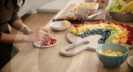Meghan Markle, duchesse de Sussex, partage la recette d'un plat à base de fruits dans sa série-documentaire "With Love" (Netflix)