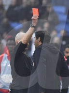 Paulo Fonseca tente d'intimider physiquement l'arbitre Benoît Millon lors du match de Ligue 1 McDonald's "Lyon - Brest (2-1)" au Groupama stadium