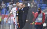 Paulo Fonseca tente d'intimider physiquement l'arbitre Benoît Millon lors du match de Ligue 1 McDonald's "Lyon - Brest (2-1)" au Groupama stadium