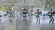 Des robots livrent des roses aux ouvriers d'une usine automobile à l'occasion de la Journée de la femme