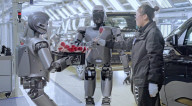 Des robots livrent des roses aux ouvriers d'une usine automobile à l'occasion de la Journée de la femme