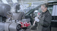 Des robots livrent des roses aux ouvriers d'une usine automobile à l'occasion de la Journée de la femme