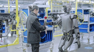 Des robots livrent des roses aux ouvriers d'une usine automobile à l'occasion de la Journée de la femme