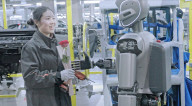 Des robots livrent des roses aux ouvriers d'une usine automobile à l'occasion de la Journée de la femme