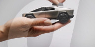 La société de voitures électriques Tesla du milliardaire Elon Musk a dévoilé une nouvelle version de son Cybertruck angulaire qui fonctionne comme une horloge.